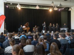 Wanderausstellung „Braun! Schweig!“ zur Geschichte des Nazi-Swing-Orchesters